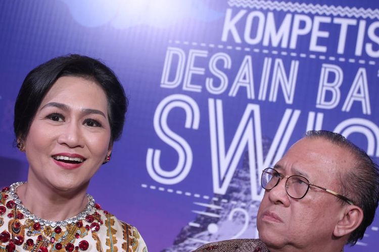 Artis peran Ayu Dyah Pasha dalam acara Malam Penghargaan Kompetisi Desain Batik Swiss 2019 di Kota Kasablanka, Jakarta Selatan, Selasa (1/10/2019).