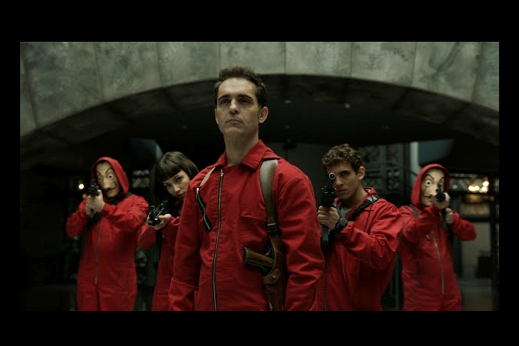 Pedro Alonso, Ursula Corbero, dan Miguel Herran dalam Money Heist (2017).