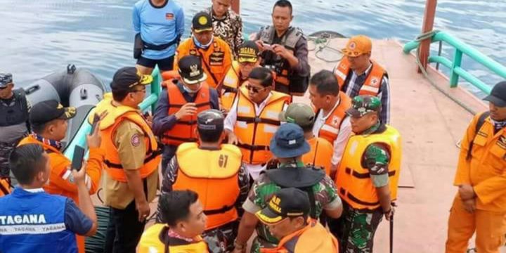 Para petugas pencarian korban tenggelamnya KM Sinar Bangun di perairan Tigaras, Danau Toba, Kabuoaten Simalungun, Senin (25/6/2018).