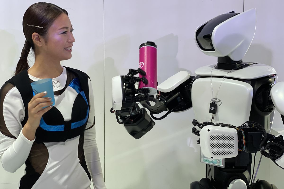 Robot T-HR3 (Toyota Humanoid Robot) memperagakan responsnya atas gerak manusia di Tokyo Motor Show 2019. Selain bisa menirukan gerak, robot ini juga bisa merespons gerak manusia seperti melambaikan tangan sebagai balasan lambaian tangan.