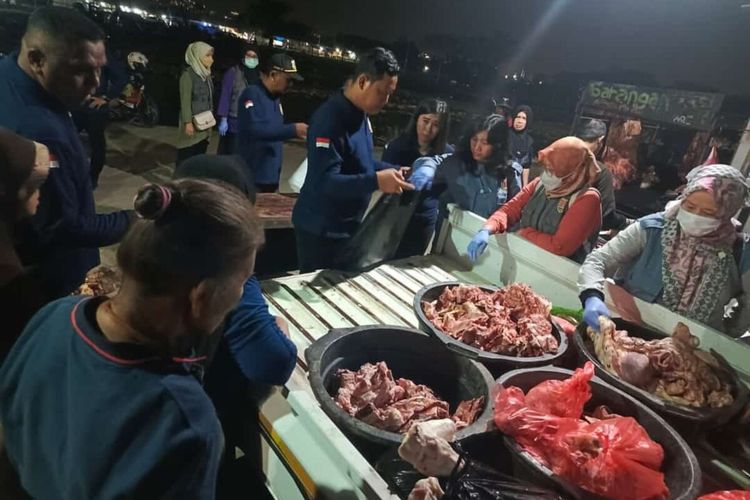 Petugas Satpol PP Kota Semarang, Jawa Tengah menemukan daging sapi tak layak konsumsi di Pasar MAJT.