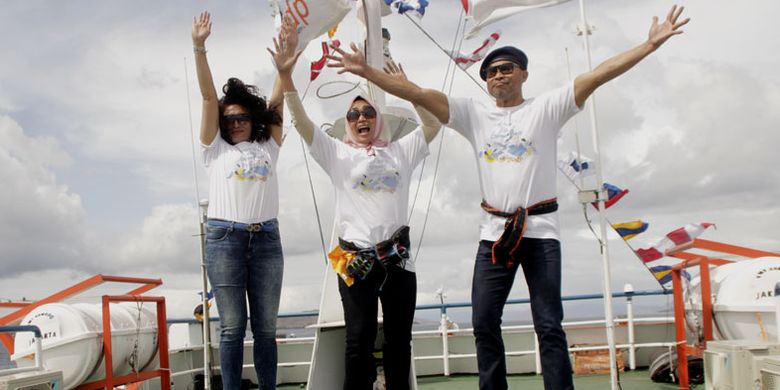 Gubernur NTT Viktor B Laiskodat (kanan), Dirut PT ASDP Indonesia Ferry (Persero) Ira Puspadewi (tengah) dan Direktur Pelayanan dan Fasilitas PT. ASDP Indoneia Ferry (Persero) Christine Hutabarat berpose bersama sambil melompat di atas kapal Wisata KMP Komodo saat peluncuruannya di Labuan Bajo Manggarai Barat, NTT, Sabtu (1/12/2018). Kapal wisata milik PT. Angkutan Sungai Danau dan Penyeberangan (ASDP) Indonesia Ferry tersebut ditargetkan akan mulai beroperasi pada 12 Desember 2018 dengan harga tiket per orang mencapai Rp 800.000, dan diluncurkan guna mendukung kunjungan wisatawan di Taman Nasional Komodo (TNK).