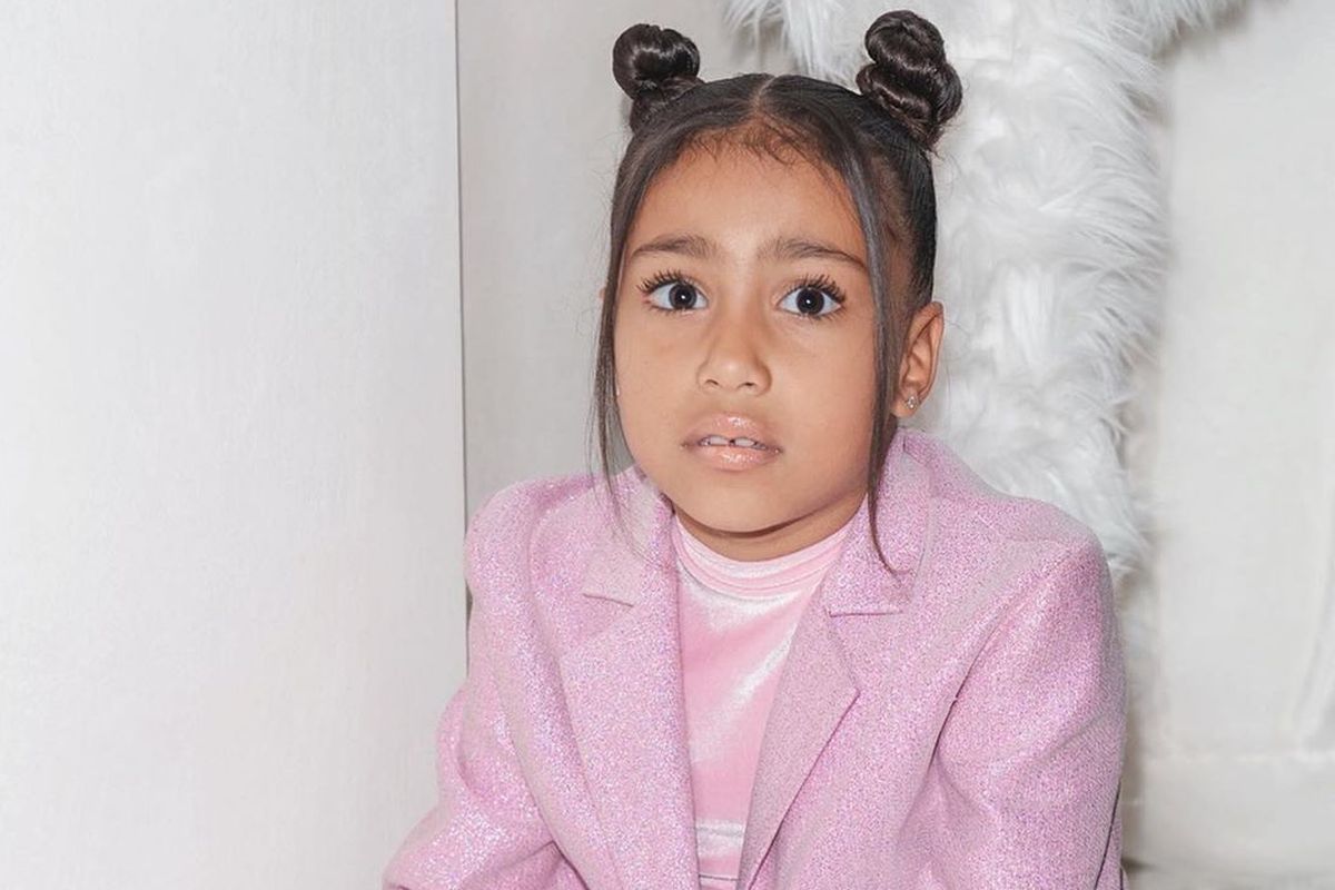 Foto putri sulung pasangan Kanye West dan Kim Kardashian, North West yang mengenakan riasan wajah disoroti oleh warganet.