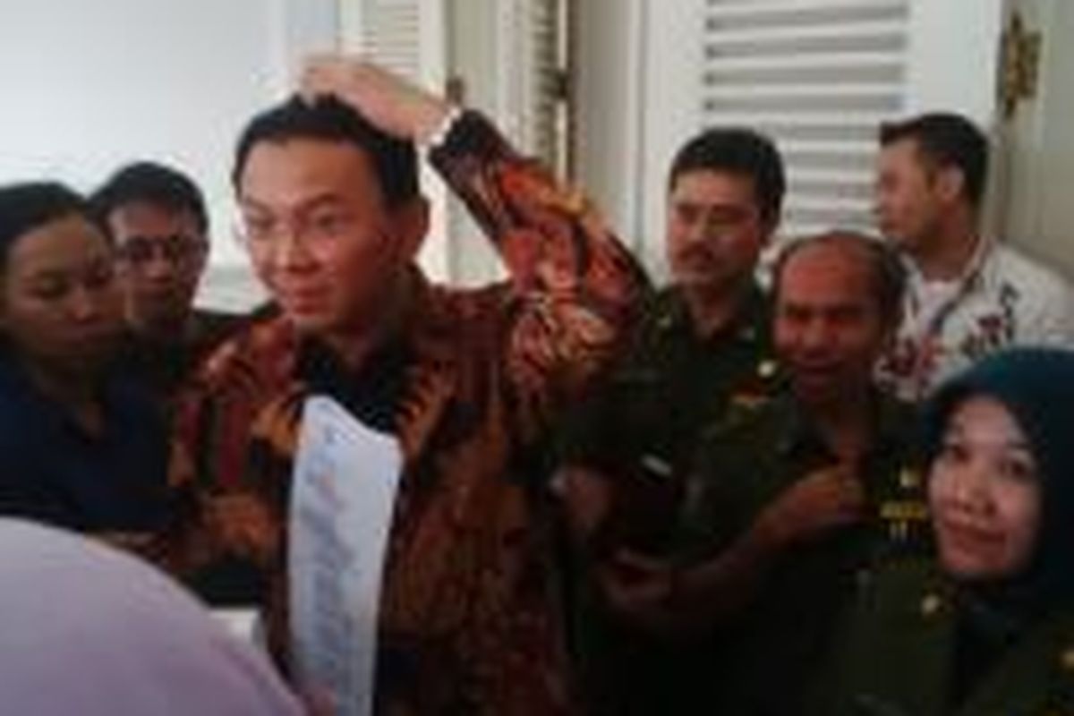 Gubernur DKI Jakarta Basuki Tjahaja Purnama menunjukkan surat penolakan DPRD menerbitkan Perda APBD 2015, di Balai Kota, Senin (23/3/2015). 