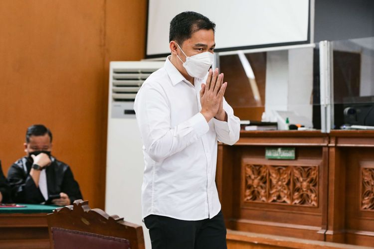 Terdakwa kasus perintangan proses penyidikan terkait pengusutan pembunuhan berencana Nofriansyah Yosua Hutabarat atau Brigadir J,  Arif Rachman Arifin menjalani sidang vonis di Pengadilan Negeri Jakarta Selatan, Kamis (23/2/2023).