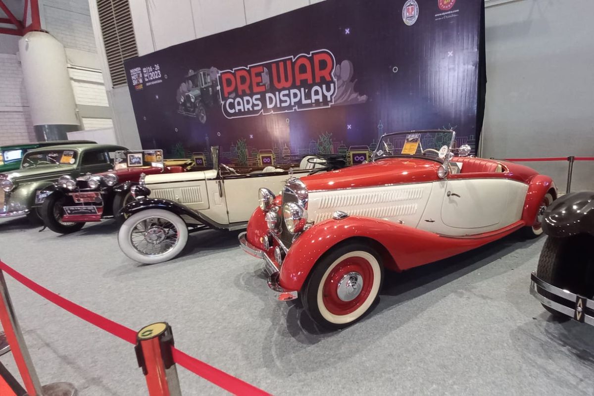 Deretan mobil klasik zaman perang mejeng di booth Pre War Cars Display di Indonesia International Motor Show (IIMS) 2023