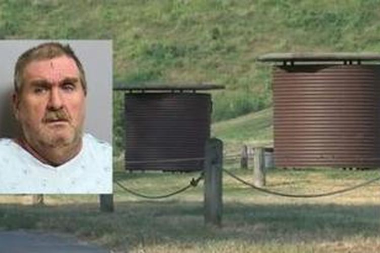 Kenneth Enslow (52), warga AS, mengintip toilet perempuan di sebuah kolam renang di kota Sand Springs dari dalam tempat penampungan kotoran di toilet itu.