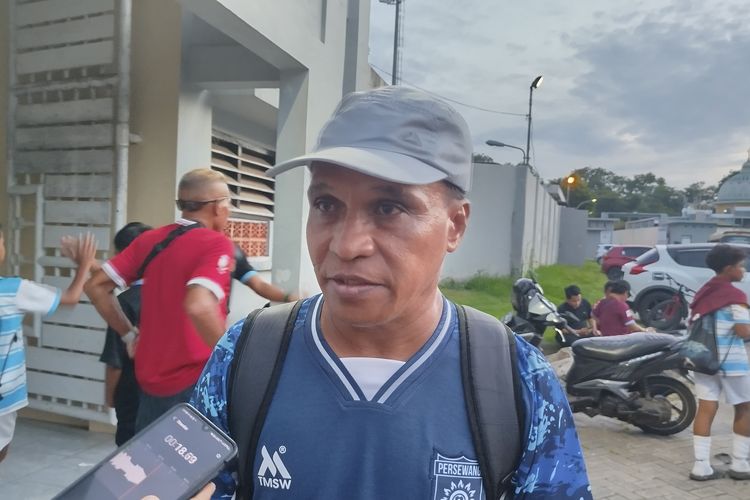 Alexander Saununu usai pertandingan Liga 4 Jatim, Persewangi vs Persebo Muda Bondowoso di Stadion Diponegoro Banyuwangi, Jumat (10/1/2025).
