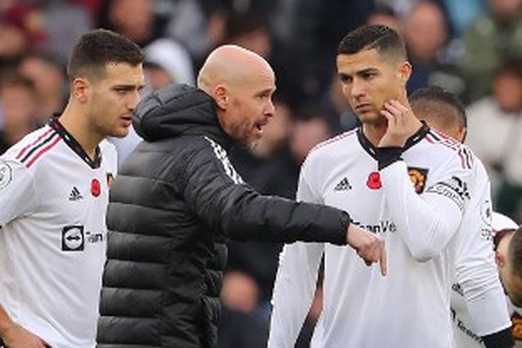 Pelatih Man United, Erik ten Hag, memberi instruksi kepada Cristiano Ronaldo dan pemain lainnya pada laga pekan ke-15 Liga Inggris kontra Aston Villa, Minggu (6/11/2022).