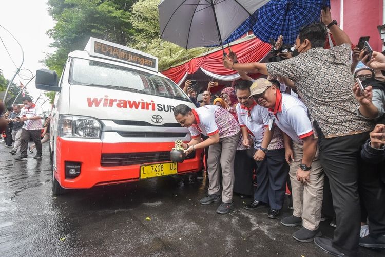 Wali Kota Surabaya Eri Cahyadi meresmikan 52 unit angkutan feeder Wira Wiri Suroboyo di Halaman Depan Gedung Siola, Jalan Tunjungan No. 1 Kota Surabaya, Kamis (2/3/2023).