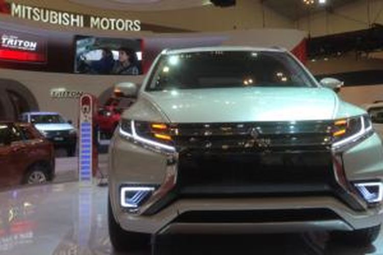 Mitsubishi Outlander PHEV di GIIAS 2015.