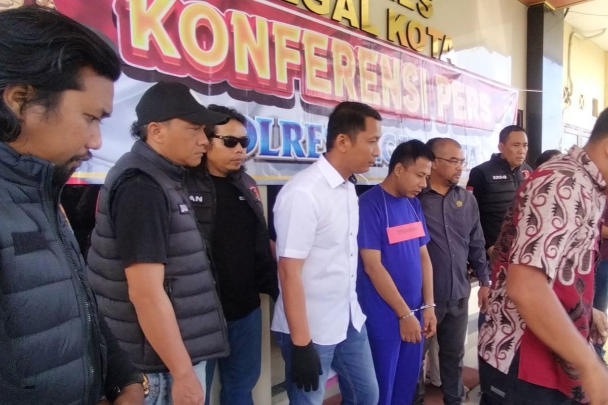 Kasat Reskrim Polres Tegal Kota AKP Eko Setiabudi bersama anggota Resmob saat menggiring tersangka pembunuhan saat konferensi pers di Markas Polres Tegal Kota, Jawa Tengah, Kamis (28/8/2025). 