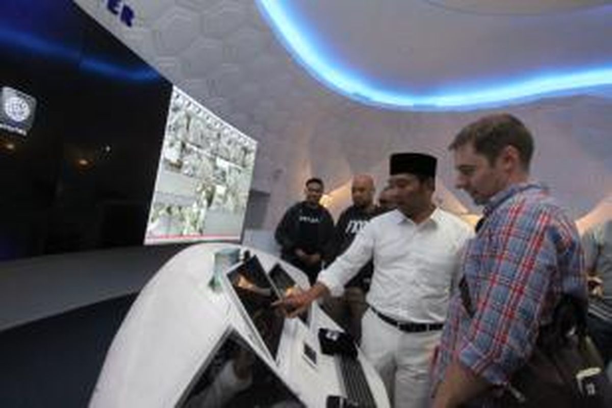 Wali Kota Bandung Ridwan Kamil saat memamerkan sejumlah fasilitas di Bandung Command Center kepada Director of Product Marketing Facebook, Benji Shomair di Balai Kota Bandung, Senin (5/10/2015)