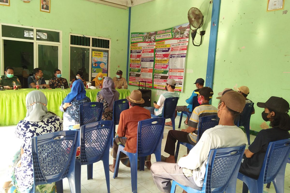 Sosialisasi wabah dan penanganan Penyakit Mulut dan Kuku (PMK) kepada para peternak di Balai Desa Gredek, Kecamatan Duduksampeyan, Gresik, Kamis (12/5/2022).