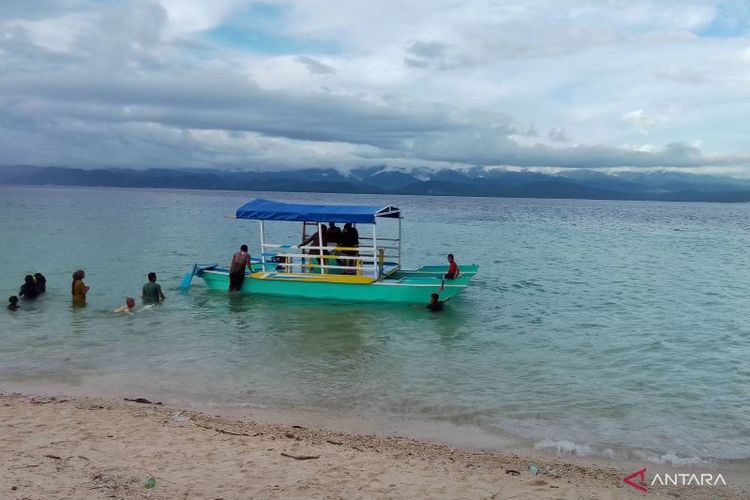 Pengunjung menaiki perahu kaca untuk melihat terumbu karang dan biota laut yang ada di Pantai Tanjung Karang, Desa Labuan Bajo, Kabupaten Donggala, Sulawesi Tengah, Minggu (2/7/2023). 