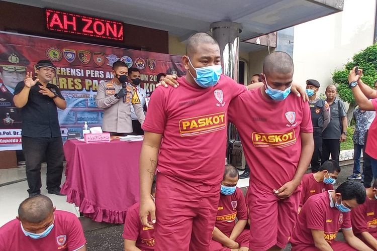 Sebanyak 3 orang pria di Pasuruan tusuk 2 pemuda karena emosi akibat diblayer.