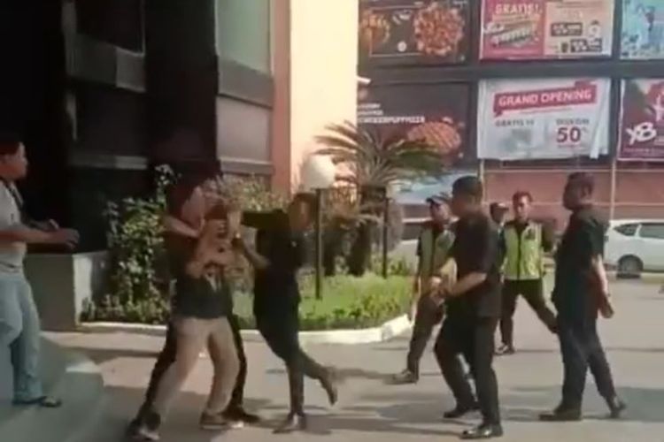 Tangkapan layar video keributan antara pengemudi ojek online dengan sekuriti di sebuah mall di Jalan Thamrin, Medan pada Rabu (26/2/2020).