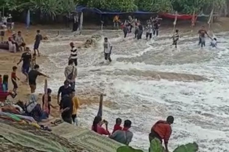 Gelombang pasang di Kawasan Pantai Kukup, Gunungkidul, Sabtu (16/7/2022)