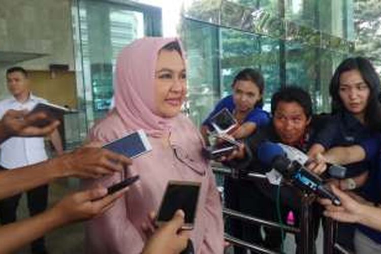 Anggota DPD RI Emilia Contessa di Gedung KPK Jakarta, Selasa (18/10/2016).