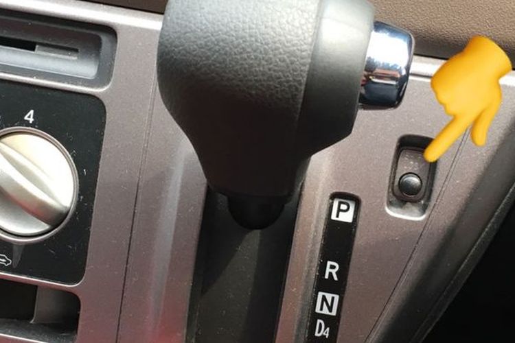 Tombol shift lock di mobil Toyota Calya
