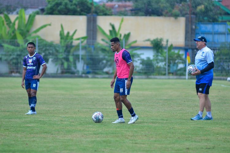 Ricky Kambuaya kembali setelah cedera. Ia mengikuti latihan secara penuh di Stadion Persib, Sidolig, Bandung pada Kamis (4/8/2022) jelang laga Borneo FC vs Persib Bandung.