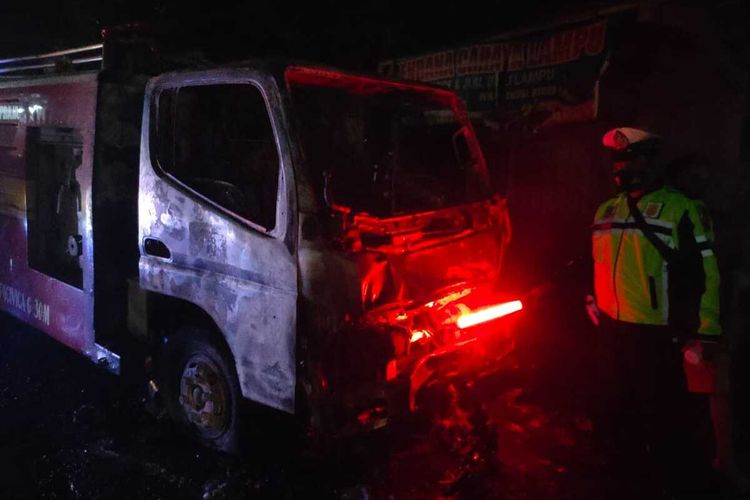 Kecelakaan yang melibatkan truk damkar dan sepeda motor di jalan raya Kroya-Nusawungu, Kabupaten Cilacap, Jawa Tengah, Rabu (9/2/2022) malam.