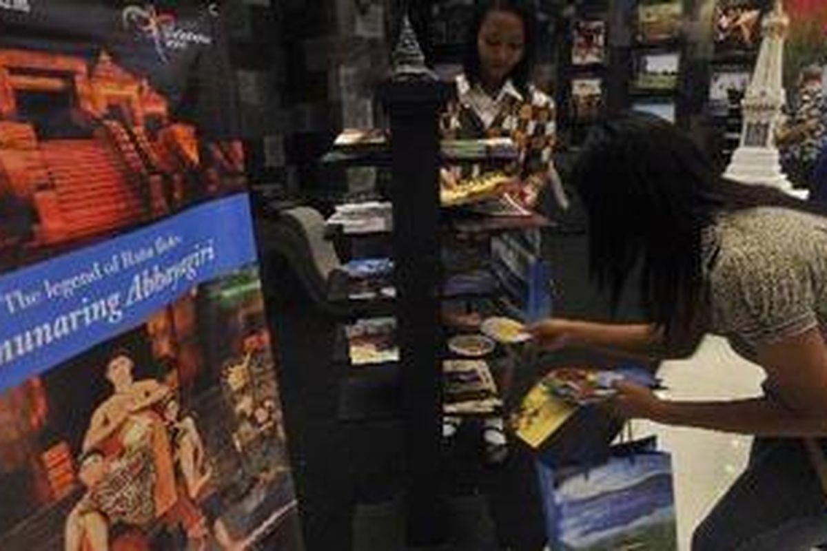 Pengunjung mengambil brosur yang menawarkan potensi wisata di stan pameran Provinsi DI Yogyakarta dalam Majapahit Travel Fair di Grand City, Surabaya, Rabu (19/5/2010). 