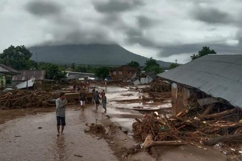 Akses Utama Putus Diterjang Banjir Bandang, Warga Gotong Royong Bangun Jembatan Darurat