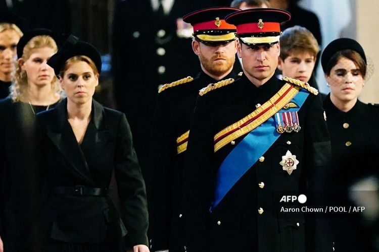 Queen Elizabeth II 's grandchildren (L-R) Zara Tindall, Britain's Lady Louise Windsor, Britain's Princess Beatrice of York, Britain's Prince Harry, Duke of Sussex, Britain's Prince William, Prince of Wales, James, Viscount Severn and Britain's Princess Eugenie of York arrive to hold a vigil at the coffin of Queen Elizabeth II, lying in state on the catafalque in Westminster Hall, at the Palace of Westminster in London on September 17, 2022, ahead of her funeral on Monday. Queen Elizabeth II will lie in state in Westminster Hall inside the Palace of Westminster, until 0530 GMT on September 19, a few hours before her funeral, with huge queues expected to file past her coffin to pay their respects. (Photo by Aaron Chown / POOL / AFP)