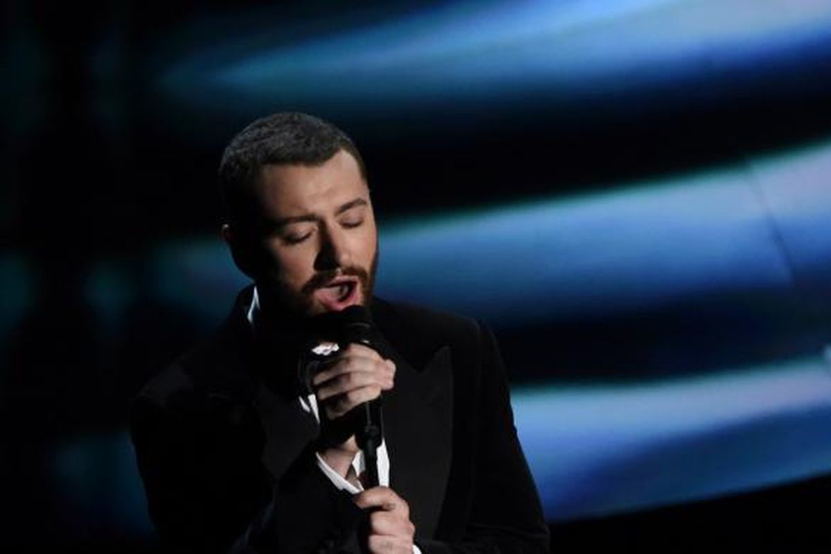 Penyanyi Inggris Sam Smith tampil di panggung Academy Awards ke-88 di Dolby Theatre, Hollywood, California, Minggu (28/2/2016).