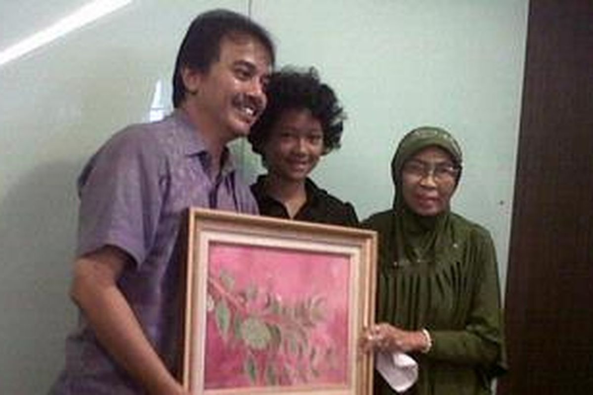 Menteri Pemuda dan Olahraga (Menpora) Roy Suryo menerima tanda mata dari cucu pendiri PSSI Soeratin Sosrosoegondo saat mengunjungi Kota Bandung untuk melakukan ziarah ke makam Soeratin Rabu (12/3/2013).