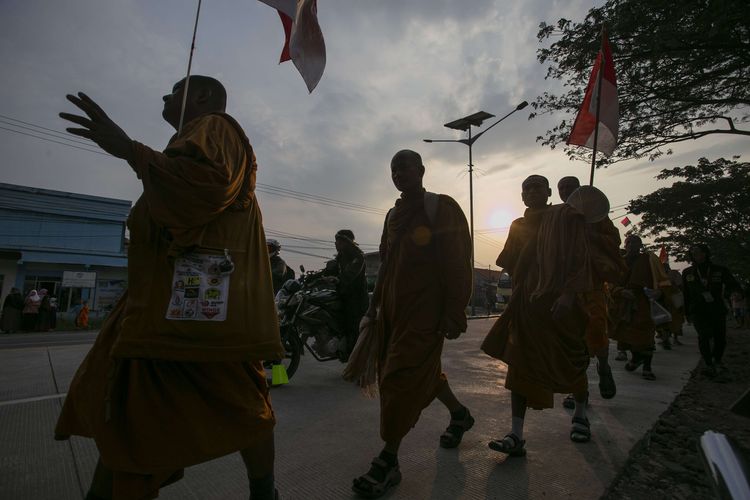 Sejumlah biksu berjalan kaki saat melakukan ritual thudong di jalur Pantura, Kandanghaur, Indramayu, Jawa Barat, Senin (15/5/2023). Sebanyak 32 biksu dari dari berbagai negara melakukan perjalanan ritual thudong dari Nakhon Si Thammarat, Thailand menuju Candi Borobudur dalam rangka menyambut hari raya Waisak pada 4 Juni 2023.