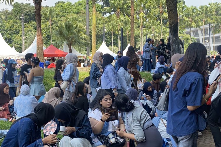 Berbekal Pelatihan di Korsel, Desi Cari Cuan Tambahan dari Jasa Makeup Penonton Konser