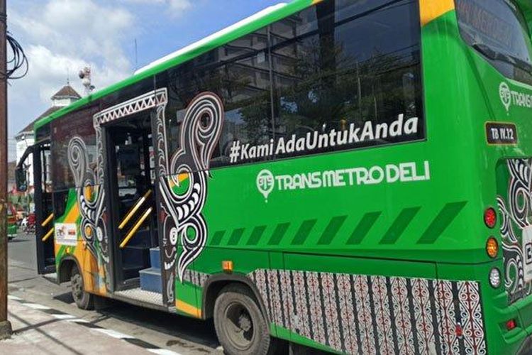 Bus Trans Metro Deli saat menepi di tepi Jalan Putri Hijau, dekat tugu nol kilometer Medan, Selasa (17/11/2020). 