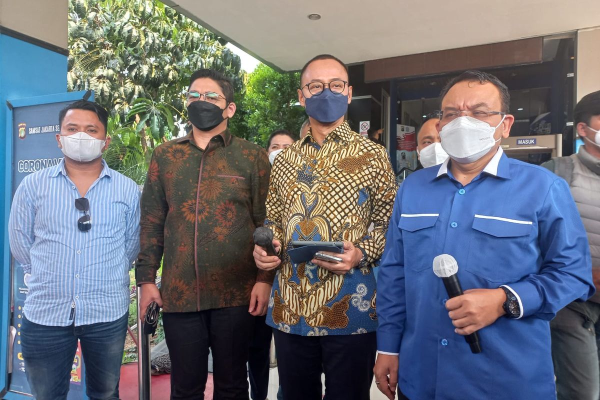 Sekretaris Jenderal Partai Amanat Nasional (PAN) Eddy Soeparno (kanan kedua) usai membat laporan di Gedung Sentra Pelayanan Kepolisian Terpadu (SPKT) Polda Metro Jaya, Senin (25/4/2022).