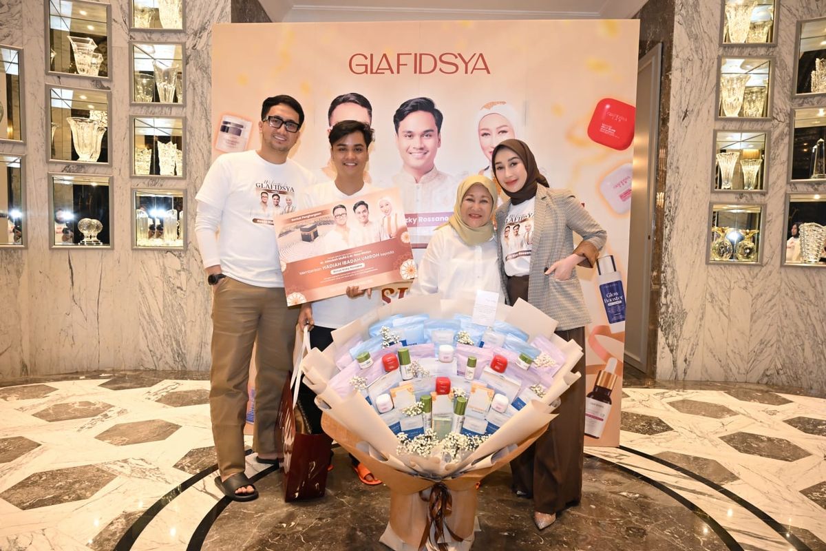 Reza Gladys Beri Kejutan Umrah untuk Ressa Rossano dan Mama Ratih