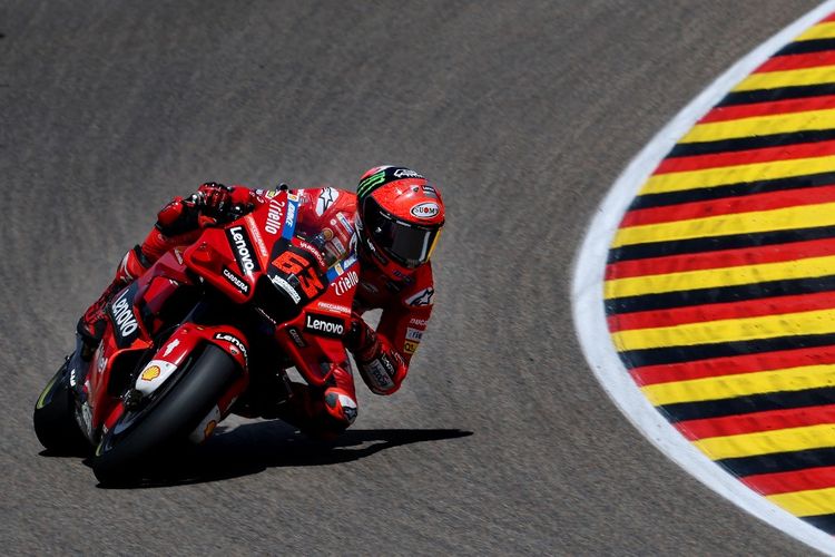 Francesco Bagnaia saat berlaga pada MotoGP Jerman 2022. (Photo by Ronny Hartmann / AFP)