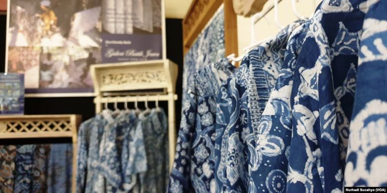 Busana batik menggunakan pewarna alami indigo atau daun nila.