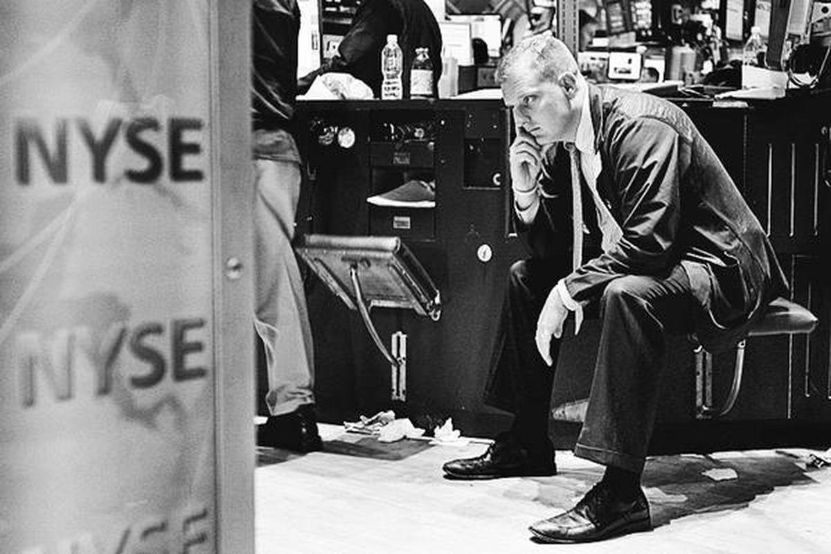 Seorang pialang di bursa saham New York, Senin (15/9), hanya terduduk lesu menyusul jatuhnya harga saham.