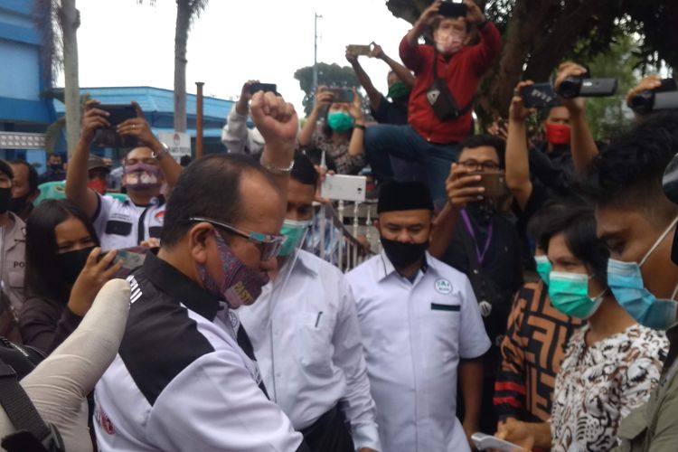 Petugas KPU Pematangsiantar melakukan cek suhu tubuh kepada Balon Wali Kota Asner Silalahi di halaman kantor Dharmawanita, samping Kantor KPU Pematangsiantar, Jalan Porsea, Jumat 4 September 2020.