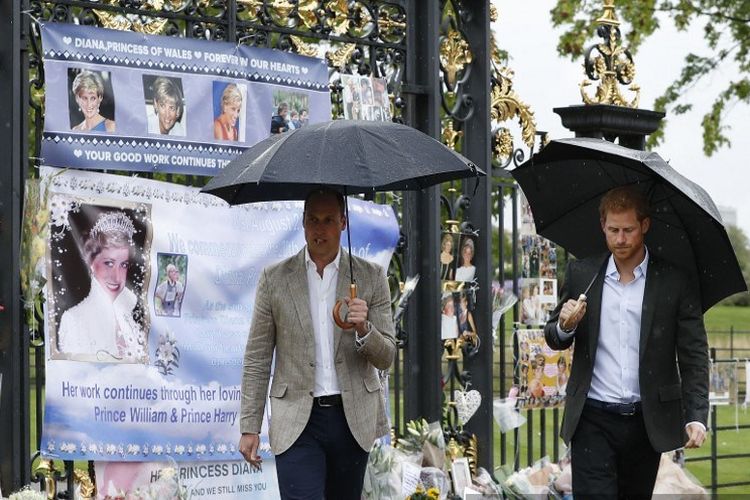 Dalam foto pada 30 Agustus 2017 ini, Pangeran William (Duke of Cambridge), dan Pangeran Harry dari Inggris berjalan pergi setelah melihat penghormatan yang ditinggalkan oleh masyarakat di salah satu pintu masuk Istana Kensington untuk menandai peringatan 20 tahun kematian Diana, Princess of Wales, di London.