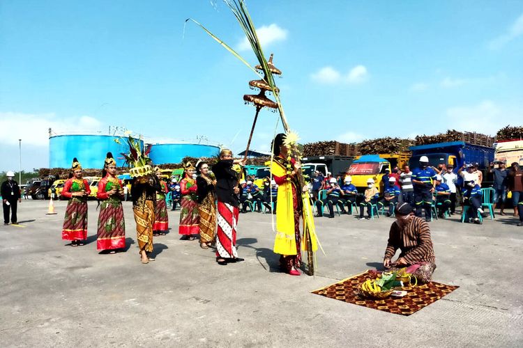 Upacara Manten Tebu berlangsung di area pabrik gula PT Rejoso Manis Indo di Desa Rejoso, Kecamatan Binangun, Kabupaten Blitar, Selasa (15/6/2021)