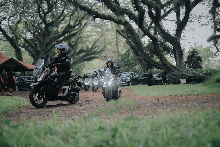 Peserta Xploride Mystery Camp menjajal ketangguhan Honda ADV160 saat melintasi rute berlatar hutan rimbun De Djawatan, Banyuwangi. 