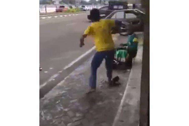 Tangkapan layar video viral disertai dengan narasi seorang pria di Ternate menendang tukang sol sepatu dengan gaya kungfu.