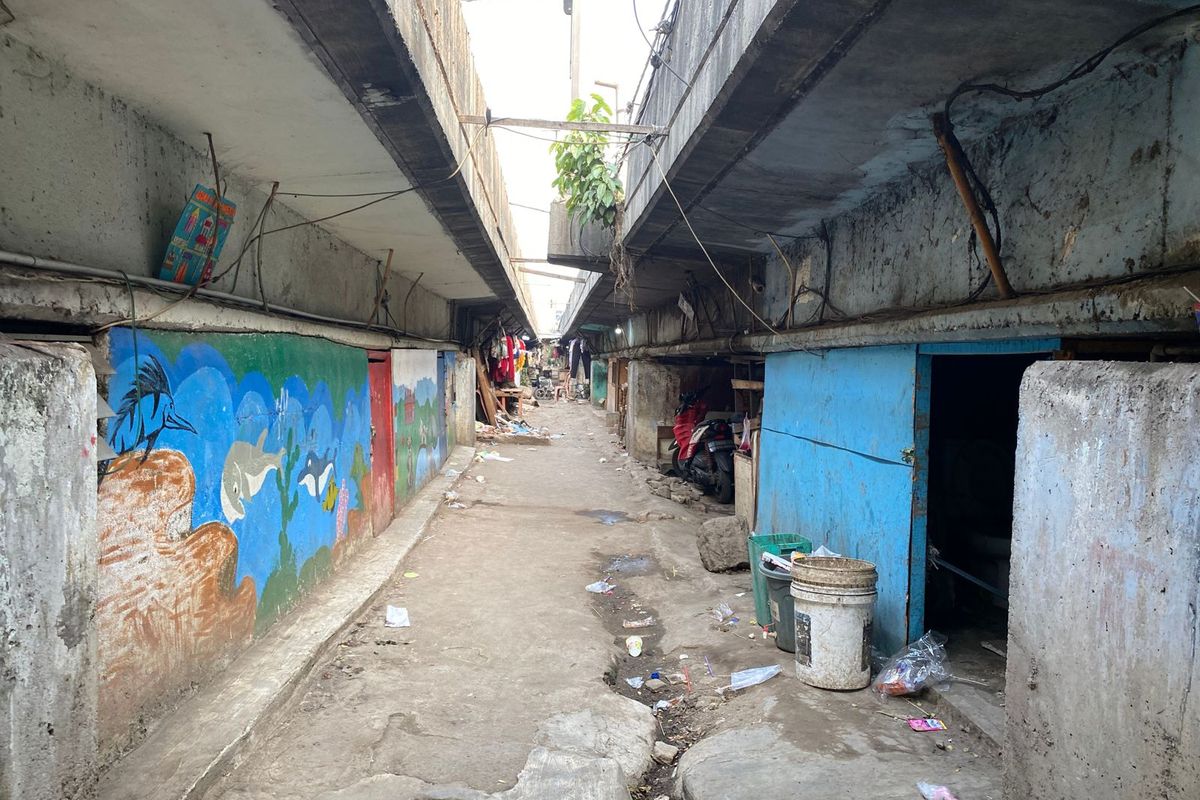 Permukiman kolong Jalan Tol Cawang-Tomang-Pluit Kilometer 17, Jelambar Baru, Jakarta Barat, Rabu (12/7/2023). Warga yang menempati hunian ini rencananya bakal direlokasi ke rusunawa. 