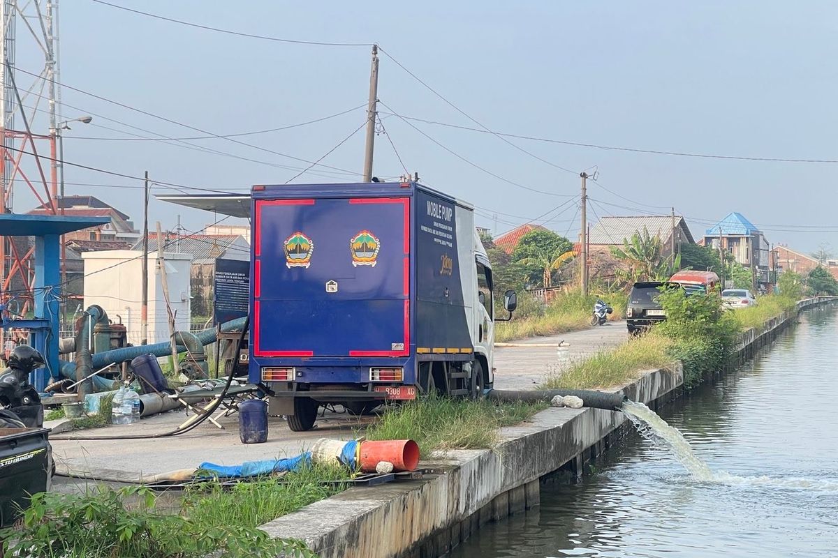 Pemerintah Provinsi (Pemprov) Jawa Tengah (Jateng) melakukan sejumlah upaya untuk mengatasi banjir rob di Kecamatan Sayung, Kabupaten Demak, salah satunya dengan pompanisasi.