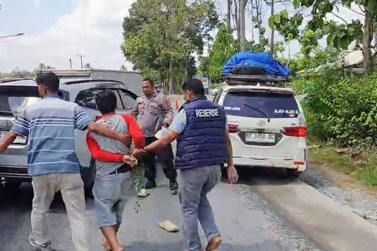 Viral Pungli di Jalan Lintas Sumatera Lampung, Dua Pria Kocar-kacir Saat Digerebek Polisi