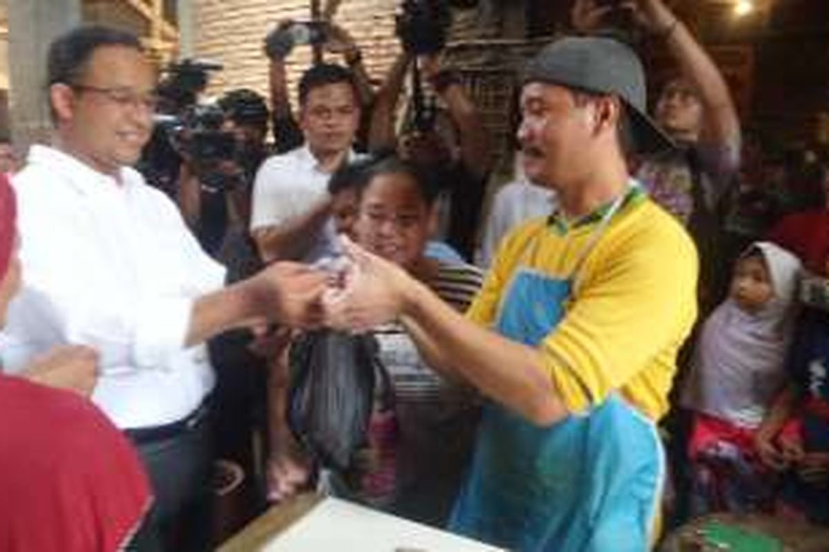 Anies Baswedan saat mendatangi Pasar Bambu Kuning di Jakarta Utara, Senin (31/10/2016)