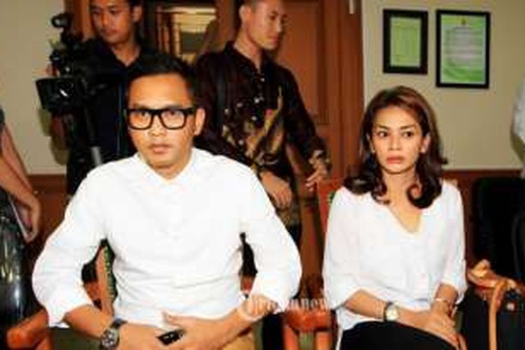 Pasangan selebriti Lembu Wiworo Jati dan Masayu Anastasia saat menjalani sidang perdana perceraiannya di Pengadilan Agama, Jakarta Selatan, Selasa (22/9/2015).