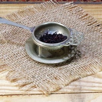 Ilustrasi daun teh bekas, ampas teh. 